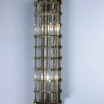 Applique murale du salon de musique de première classe du paquebot Liberté, réalisée vers 1950, composée de neuf dalles verticales en verre moulé maintenues par des tiges métalliques et encadrées par une structure en bronze doré.