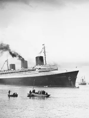 Paquebot Normandie (1935) dans l'estuaire de la Loire lors de ses essais en mer.