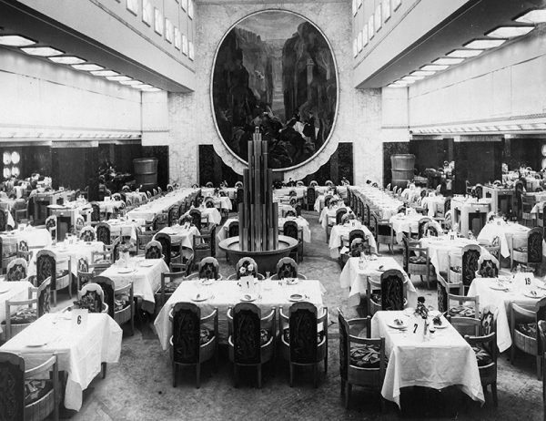Salle à manger première classe du paquebot Ile-de-France, le 18 juin 1927.