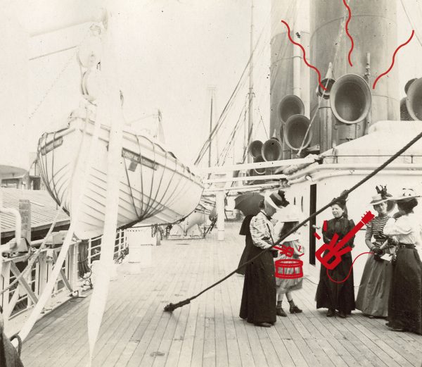 Groupe de femmes discutant sur un pont extérieur sur le paquebot France de 1865 à quai dans le port du Havre.
