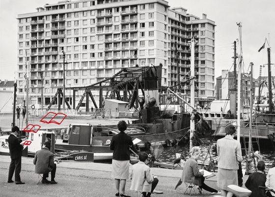 Groupe de dessinateurs adultes face au bassin de Saint-Nazaire, au pont levant et au Building dans les années 1960.