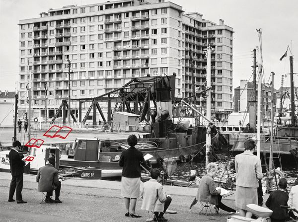 Groupe de dessinateurs adultes face au bassin de Saint-Nazaire, au pont levant et au Building dans les années 1960.