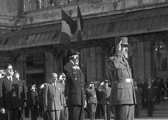 Photographie du général de Gaulle en visite officielle à Saint-Nazaire le 23 juillet 1945.