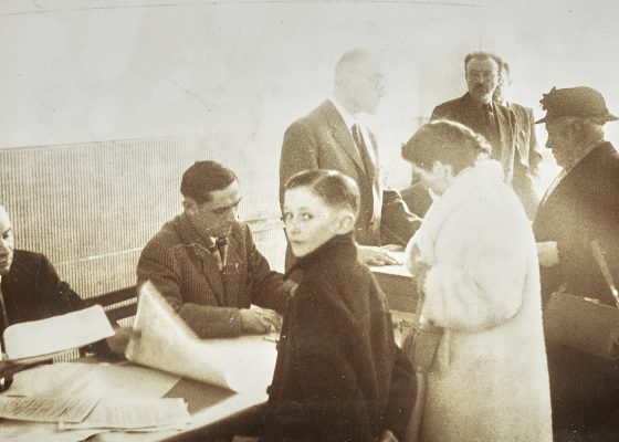 Photographie d'un enfant qui accompagne deux femmes au bureau de vote le 8 mars 1959 à Saint-Nazaire.