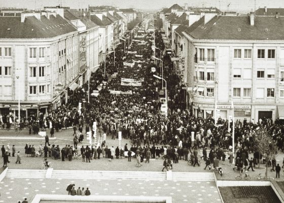 Photographie d'une manifestation des mensuels des chantiers navals dans l'avenue de la République à Saint-Nazaire en 1967.