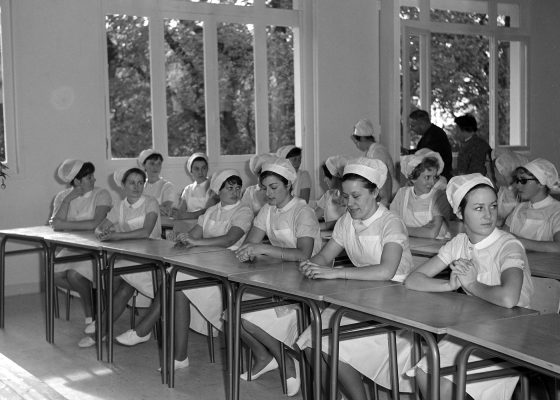 Photographie d'élèves infirmières dans une salle de classe de la nouvelle école d'infirmiers et d'infirmières à Saint-Nazaire.