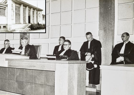 Photographie d'une façade du nouveau palais de justice de Saint-Nazaire et magistrats pendant la première séance solennelle de rentrée.