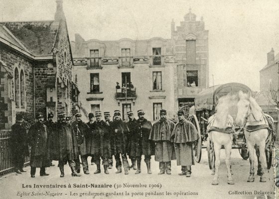 Carte-postale représentant une photographie d'un groupe de gendarmes lors des inventaires le 30 novembre 1906 à Saint-Nazaire.