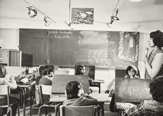 Photographie d'une institutrice et d'élèves de la classe pour enfants déficients visuels ou auditifs à l'école Jean Jaurès de Saint-Nazaire.