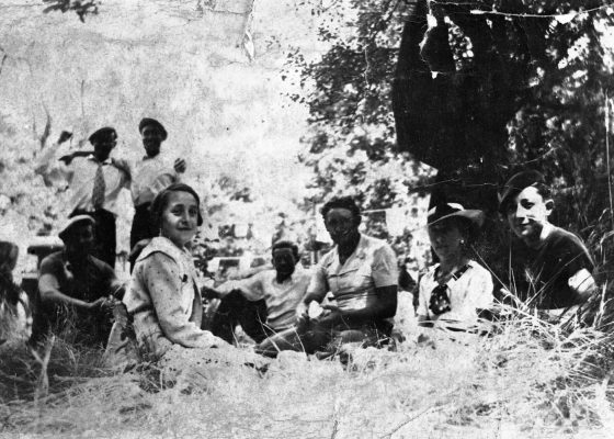 Photographie d'une famille de Nazairiens en camping à la forêt du Gâvre.