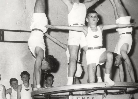 Photographie des pupilles du SNOS Gymnastique en représentation lors de la fête annuelle en 1963 à Saint-Nazaire.