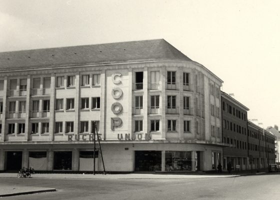 Photographie de la façade de la Coop-Ruche-Union, place de l'hôtel de ville à Saint-Nazaire.