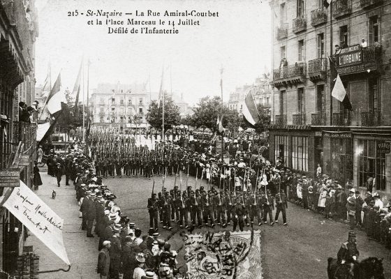 Photographie du défilé du 64e régiment d'infanterie dans les rues de Saint-Nazaire le 14 juillet 1906.