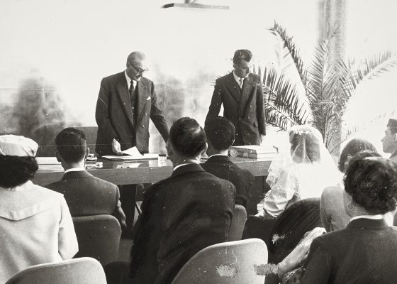 Photographie du premier mariage célébré dans le nouvel hôtel de ville de Saint-Nazaire par François Blancho, le 26 mars 1960.