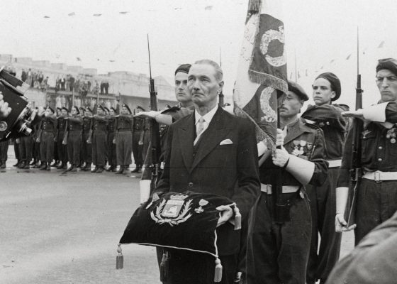 Photographie de François Blancho présente la Légion d'honneur et la Croix de guerre avec palmes remises à la ville de Saint-Nazaire.