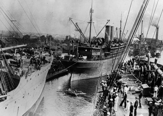 Trois transports de troupes américains dans le bassin de Penhoët dans le port de Saint-Nazaire pendant la Première Guerre mondiale.