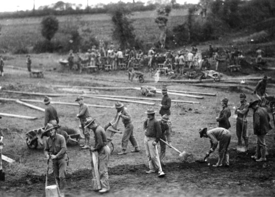 Soldats américains préparant le sol pour l'installation d'un camp à Saint-Nazaire pendant la Première Guerre mondiale.