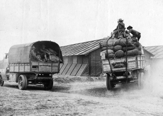 Camions chargés de bagages dans le camp américain n°1 à Saint-Nazaire pendant la Première Guerre mondiale.