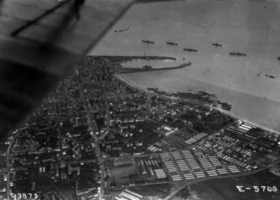 Vue aérienne de Saint-Nazaire, de son port et du camp américain n°4 pendant la Première Guerre mondiale.