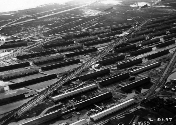 Vue aérienne des entrepôts de stockage américains et des voies ferrées à Montoir-de-Bretagne près de Saint-Nazaire pendant la Première Guerre mondiale.