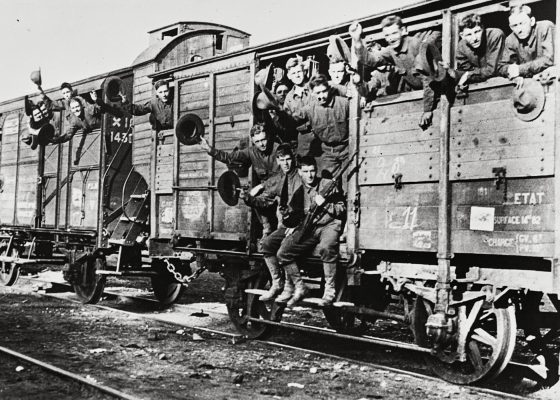 Soldats américains dans un train quittant la gare de Saint-Nazaire pendant la Première Guerre mondiale.