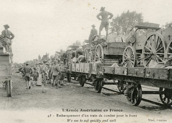 Soldats américains chargeant un convoi de chariots destinés au front sur le port de Saint-Nazaire pendant la Première Guerre mondiale.