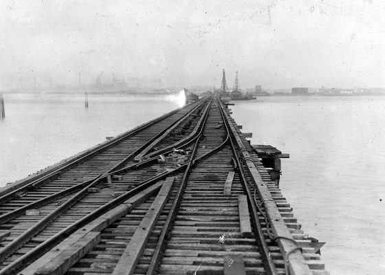 Vue de l'appontement de Montoir-de-Bretagne construit par les Américains près de Saint-Nazaire dans l'estuaire de la Loire pendant la Première Guerre mondiale.