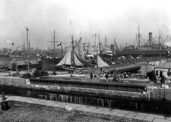 Pont en bois construit sur l'écluse est par les soldats américains à Saint-Nazaire pendant la Première Guerre mondiale.