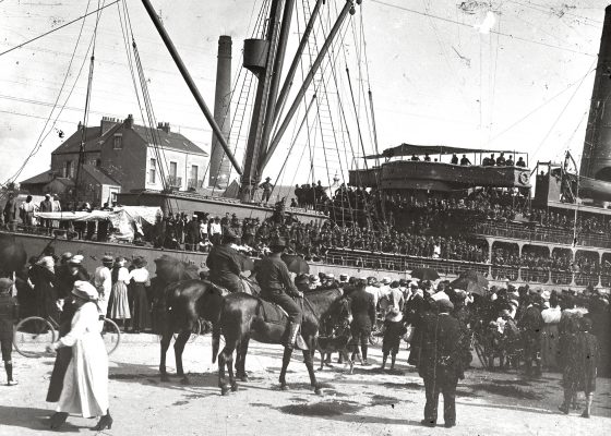 Foule assistant à l'arrivée d'un transport de troupes américain dans l'écluse sud dans le port de Saint-Nazaire pendant la Première Guerre mondiale.