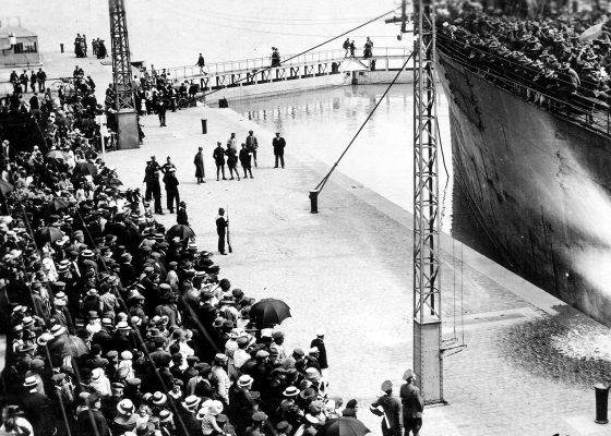 Foule assistant à l'arrivée d'un transport de troupes américain dans l'écluse sud du port de Saint-Nazaire pendant la Première Guerre mondiale.