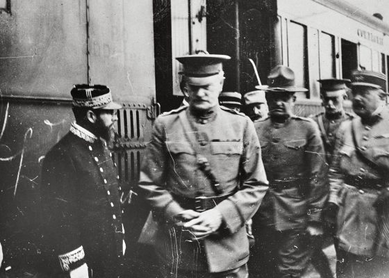 Le général américain John Pershing entouré de militaires français et américains pendant la Première Guerre mondiale.