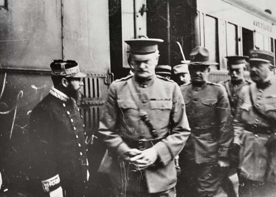 Le général américain John Pershing entouré de militaires français et américains pendant la Première Guerre mondiale.