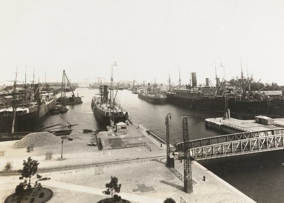 Vue aérienne de l'écluse sud et du bassin de Saint-Nazaire avec des transports de troupes américains pendant la Première Guerre mondiale.