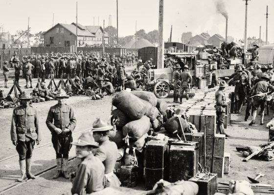 Soldats américains débarquant leur matériel sur le quai des Grands Puits à Saint-Nazaire pendant la Première Guerre mondiale.