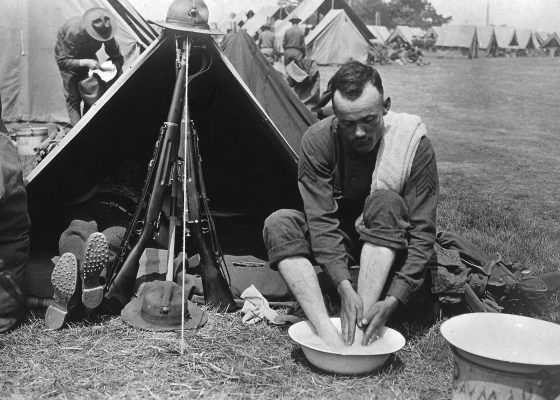 Soldat se lavant les pieds dans un camp américain à Saint-Nazaire pendant la Première Guerre mondiale.