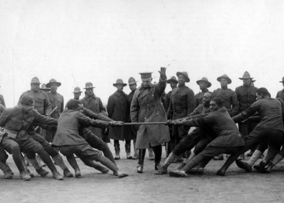 Soldats afro-américains jouant au tir à la corde dans un camp américain de Saint-Nazaire pendant la Première Guerre mondiale.