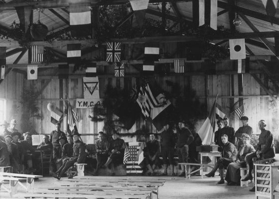 Vue intérieure d'un baraquement réservé aux activités de la Young Men's Christian Association à Saint-Nazaire pendant la Première Guerre mondiale.