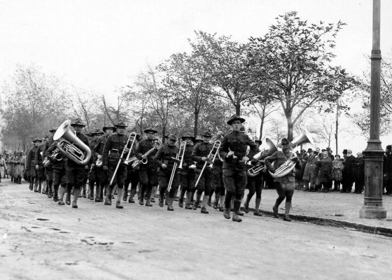 Fanfare militaire américaine sur le boulevard de l'Océan à Saint-Nazaire à l'occasion du premier anniversaire de l'entrée en guerre des États-Unis pendant la Première Guerre mondiale.