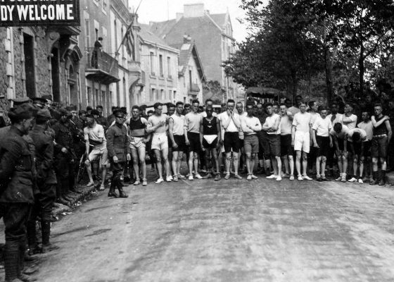 Départ d'une course à pied entre soldats américains sur le boulevard de l'Océan à Saint-Nazaire à la fin de la Première Guerre mondiale.