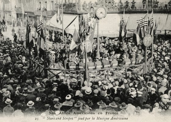 Orchestre américain jouant sur une estrade pavoisée au milieu de la place Carnot à l'occasion de l'Independence Day pendant la Première Guerre mondiale à Saint-Nazaire.