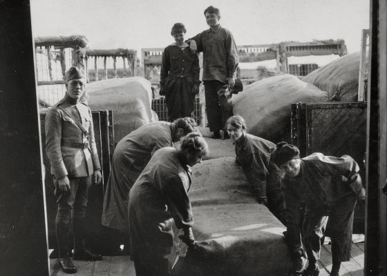 Femmes de la région de Saint-Nazaire travaillant au déchargement de matelas pour les Américains pendant la Première Guerre mondiale.