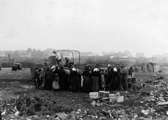 Civils nazairiens récupérant des matières premières dans le dépotoir américain à Saint-Nazaire pendant la Première Guerre mondiale.