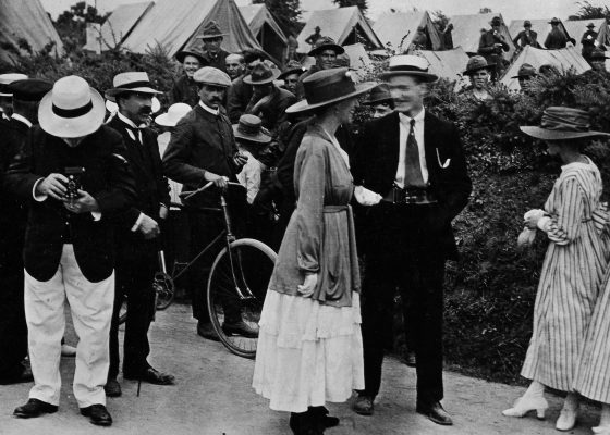 Nazariens en habit du dimanche en promenade près d'un camp américain à Saint-Nazaire pendant la Première Guerre mondiale.