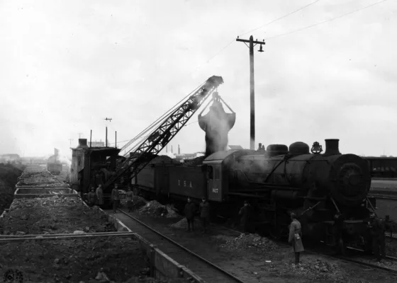 Chargement de charbon à l'aide d'une grue à bord d'un train américain aux alentours de Saint-Nazaire pendant la Première Guerre mondiale.