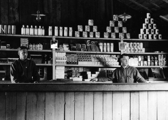 Magasin du camp américain n°1 de Saint-Nazaire, les étagères sont remplies de soupes en conserve, de paquets de cigarettes et de confiseries pendant la Première Guerre mondiale.