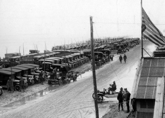 Voitures américaines neuves alignées sur le front de mer à l'emplacement du camp n°8 à Saint-Nazaire pendant la Première Guerre mondiale..