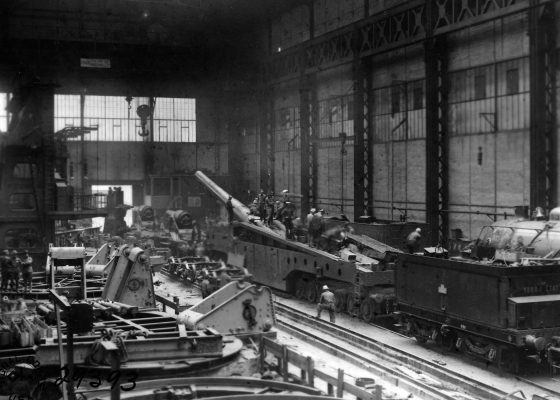 Intérieur d'une halle de construction des Ateliers et Chantiers de la Loire à Penhoët transformé en atelier de montage de locomotives américaines pendant la Première Guerre mondiale.