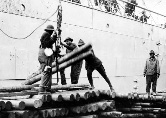 Dockers afro-américains déchargeant un navire sur les quais de Saint-Nazaire pendant la Première Guerre mondiale.