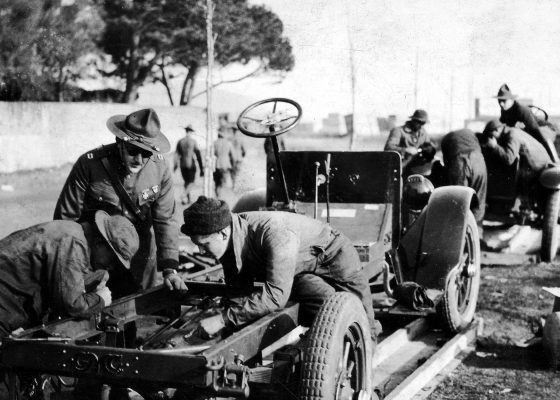 Mécaniciens du Transport Motor Corps assemblant une voiture à Villès-Martin dans le camp n°8 de Saint-Nazaire pendant la Première Guerre mondiale.