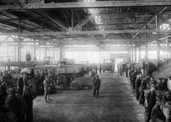 Atelier de montage de véhicules dans le camp américain n° 7 de Saint-Nazaire pendant la Première Guerre mondiale.